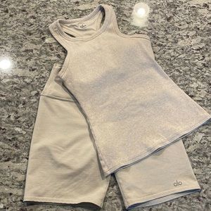 ALO YOGA SET BOTH PIECES Size Small in the color Oatmeal Heather